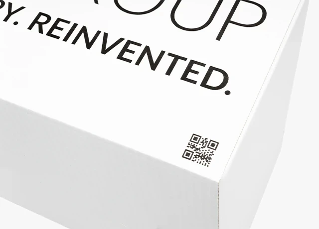 białe opakowanie klapowe z indywidualnym nadrukiem karton jako nośnik ważnych dla klienta kod qr